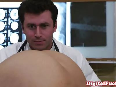 Tiener met grote erotische seksfilms tieten pronkt