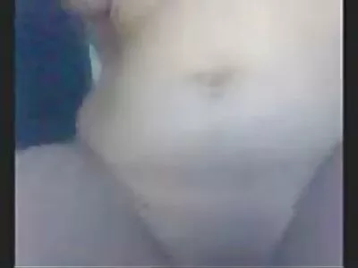 Chick plaagt een zwarte lesbische seksfilm dildo