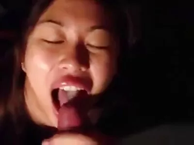 Bitch krijgt lesbische seksfilm veel sperma op haar gezicht
