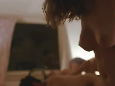 Rondborstige vrouw mooie seksfilms zuigt een grote lul