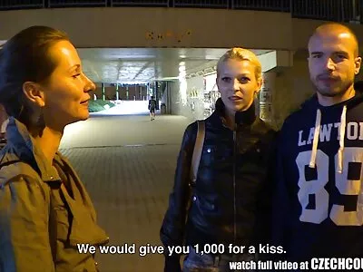 Lief blondje laat zichzelf zien seksfilms kijken