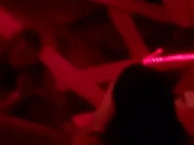 Dus mooie brunette vrouw pijpt geweldig met haar moeder in de buurt van de kamer korte seksfilm