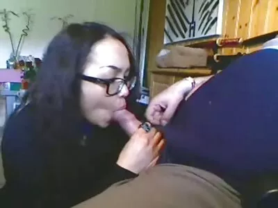 Een brunette heeft alleen plezier romantische seksfilms