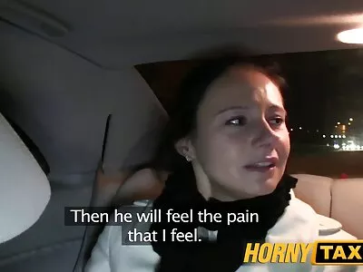 Tiener met krullend haar rookt en neukt seksfilm lesbisch