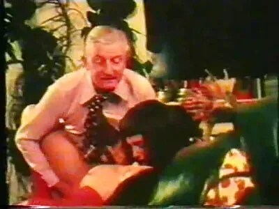 Blondine in strakke kousen krijgt een gratis lange seksfilmpjes gezicht vol lul