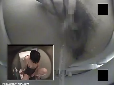 Rokende hete brunette poseert op vlaamse seksfilms een bed