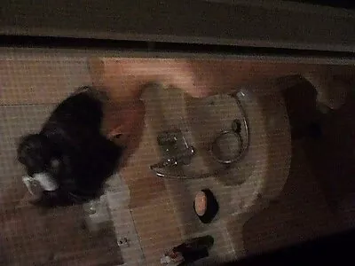 Een baby met lange seksfilms een kleine kont geneukt en klaarkomen op het gezicht