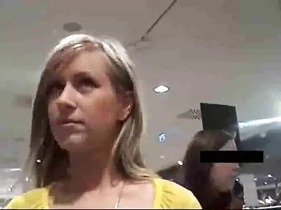Blonde krijgt sperma op seksfilms kijken haar ogen