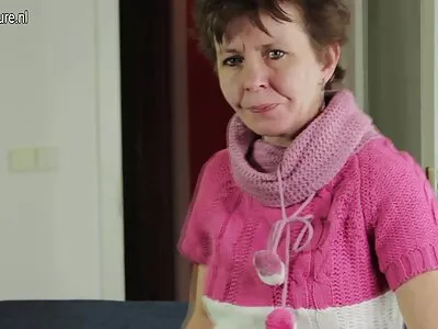 Mooie brunette milf vrouw zuigt pik als ouders het huis romantische seksfilms uit zijn,!verdomme!