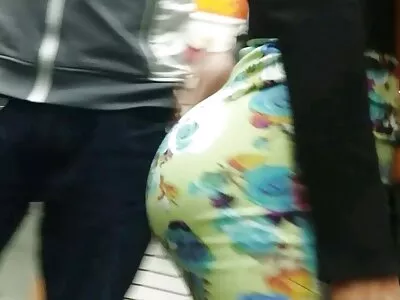 Mooie brunette milf vrouw is aan het vuisten en neukt in seksfilm gratis haar mooie kont, geniet ervan