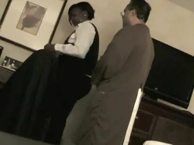 Een free seksfilm hottie met krullend haar wordt in haar kont geramd