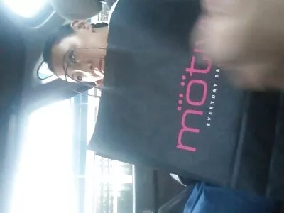 Donkerharige tiener babe masturbeert en gratis seks film kijken neukt