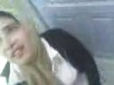 Een donkerharige tiener blijft seks films gratis kijken zichzelf vingeren