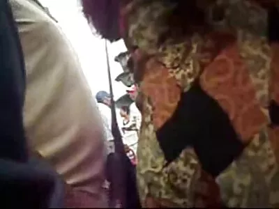 Dus mooie brunette vriendin maakt een korte mooie seksfilms handjob en vervolgens een pijpbeurt in huis, geniet ervan