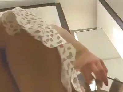 Vrouw seksfilms kijken wordt in al haar gaten geneukt