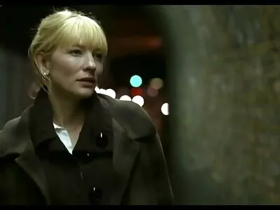Hete blonde trekt zich lesbische seksfilms af