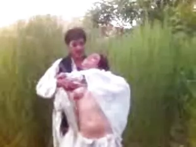 Vriendin leert pijpen en neemt het bi seks films op camera op