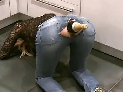 Kleinborstige meid gratis seks film met een kleurtje op een tafel