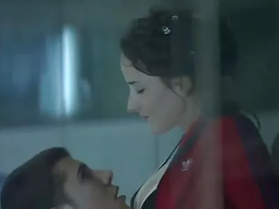 Schattige brunette babe en seks film gratis een harde boner