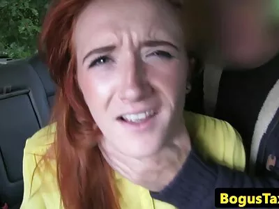 Een gebleekte blonde hottie boort haar mof gratis seksfilm