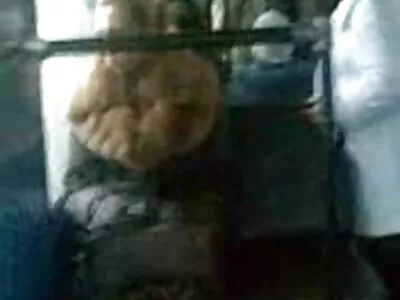 Een rondborstige meid behandelt een lul seksfilm 123