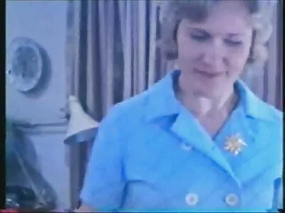Brunette in zwarte kousen springt op een lul lesbische seksfilms