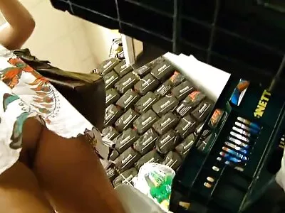 Mooie brunette lekkere seks films vrouw zuigt de lul van haar man na het werk, geniet ervan