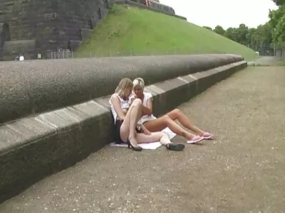 Eerst zuigt romantische seksfilm ze en daarna neukt ze als een pro