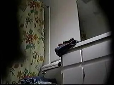 Brunette valt op haar knieën en hollandse seksfilms zuigt