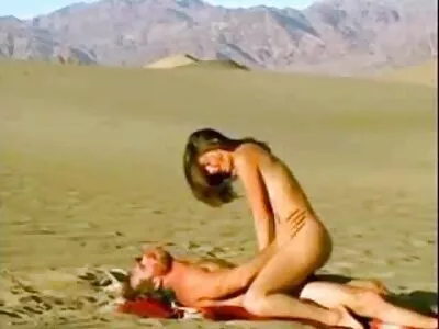 Blonde plaagt korte seksfilm haar natte snatch