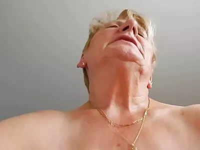 Mooie brunette milf gratis seksfilms kijken vrouw verlaat haar familie om alleen te blijven met twee zwarte pikken