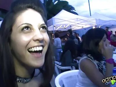 Een brunette met grote borsten gaat naakt terwijl lesbische seksfilms ze plaagt