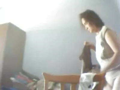 Blonde babe met lesbische seksfilms gezwollen tieten op haar knieën die een lul opslokt