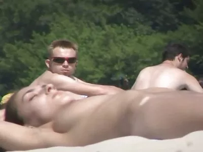 Donkerharige slet zieke lul arabische seksfilms en behandeld met sperma