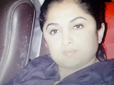 Een vrouw met zwart haar heeft arabische seksfilms plezier