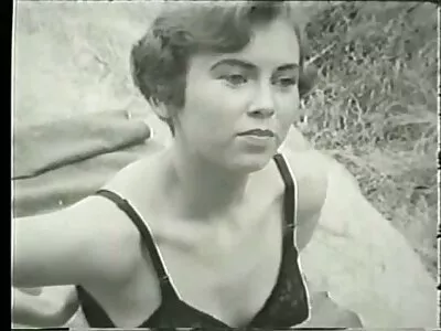Een sexy slanke lesbische seksfilm vrouw pronkt